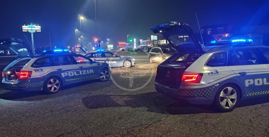 Nascosti nell'auto controllata dalla Polizia, oltre 100mila euro di gioielli portati via con una truffa ad una donna anziana Nascosti nell'auto controllata dalla Polizia, oltre 100mila euro di gioielli portati via con una truffa ad una donna anziana