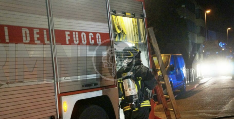 Brucia una Panda parcheggiata in via Tosi. Piromane/i al lavoro. E' il quarto rogo in un mese e mezzo di attività Brucia una Panda parcheggiata in via Tosi. Piromane/i al lavoro. E' il quarto rogo in un mese e mezzo di attività