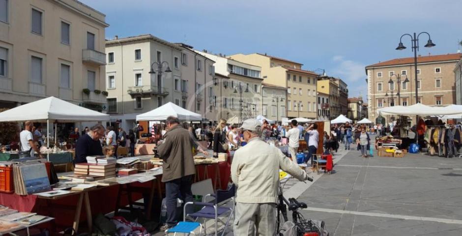 Il Comune compra l'ex area Forlani. Verranno realizzati nuovi uffici pubblici e un'area parcheggio Il Comune compra l'ex area Forlani. Verranno realizzati nuovi uffici pubblici e un'area parcheggio