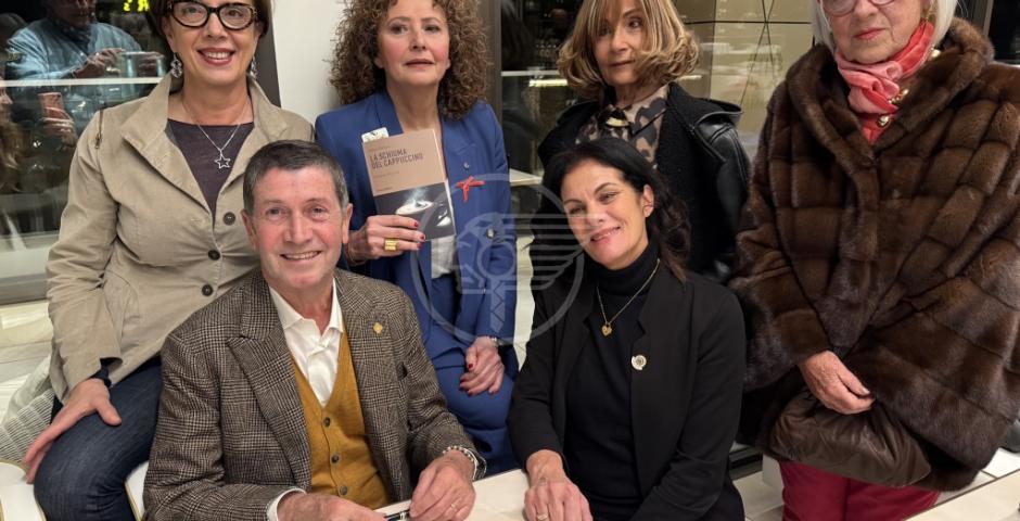 Presentato questo pomeriggio all'Hotel Promenade, il romanzo "La schiuma del Cappuccino", ultima storia dello scrittore e collega Stefano Baldazzi Presentato questo pomeriggio all'Hotel Promenade, il romanzo "La schiuma del Cappuccino", ultima storia dello scrittore e collega Stefano Baldazzi