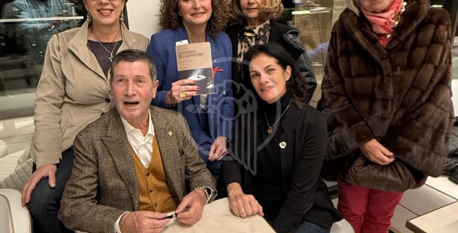Presentato questo pomeriggio all'Hotel Promenade, il romanzo "La schiuma del Cappuccino", ultima storia dello scrittore e collega Stefano Baldazzi Presentato questo pomeriggio all'Hotel Promenade, il romanzo "La schiuma del Cappuccino", ultima storia dello scrittore e collega Stefano Baldazzi