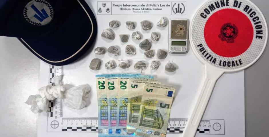 Spaccio e disturbo della quiete pubblica: fermato uno spacciatore, denunciato un ubriaco Spaccio e disturbo della quiete pubblica: fermato uno spacciatore, denunciato un ubriaco