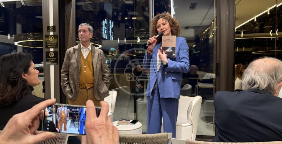 Presentato questo pomeriggio all'Hotel Promenade, il romanzo "La schiuma del Cappuccino", ultima storia dello scrittore e collega Stefano Baldazzi Presentato questo pomeriggio all'Hotel Promenade, il romanzo "La schiuma del Cappuccino", ultima storia dello scrittore e collega Stefano Baldazzi