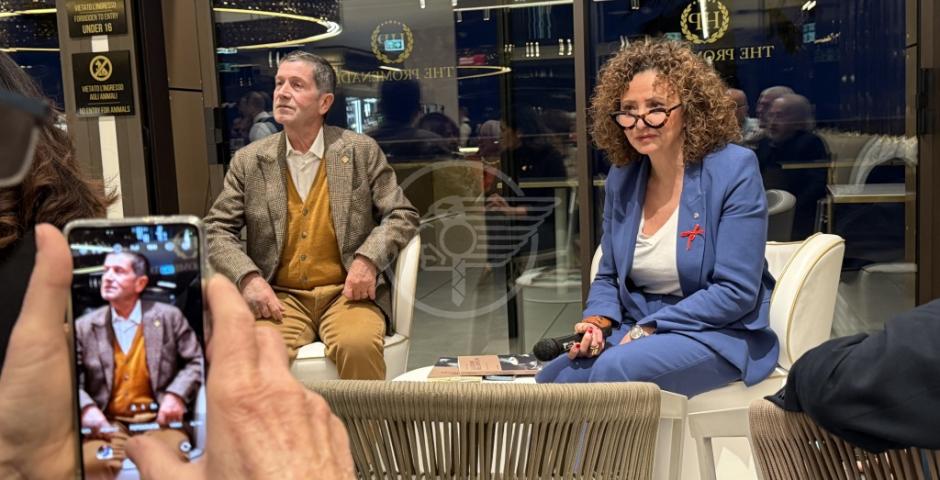 Presentato questo pomeriggio all'Hotel Promenade, il romanzo "La schiuma del Cappuccino", ultima storia dello scrittore e collega Stefano Baldazzi Presentato questo pomeriggio all'Hotel Promenade, il romanzo "La schiuma del Cappuccino", ultima storia dello scrittore e collega Stefano Baldazzi
