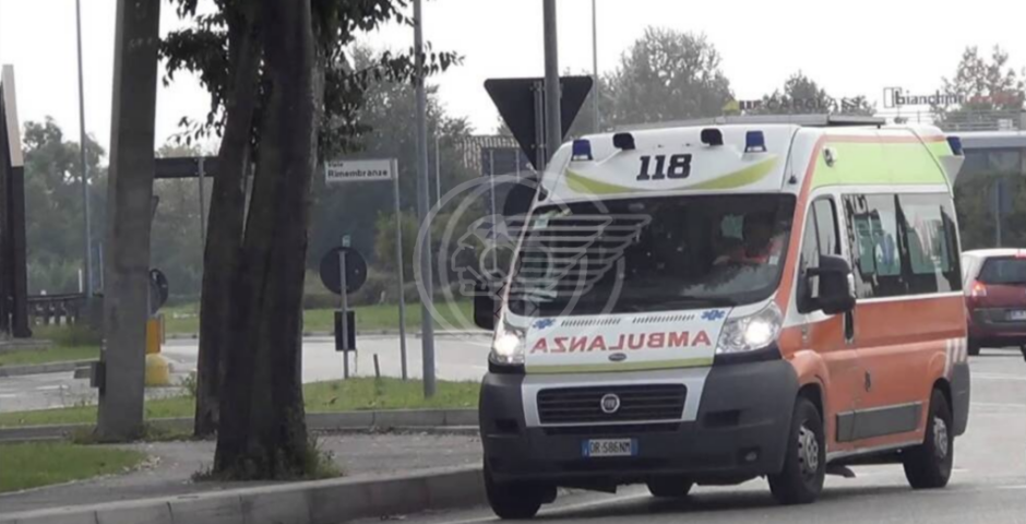 Buttati giù da un'auto e da un guidatore che non li vede madre e figlio, mentre attraversano la strada Buttati giù da un'auto e da un guidatore che non li vede madre e figlio, mentre attraversano la strada