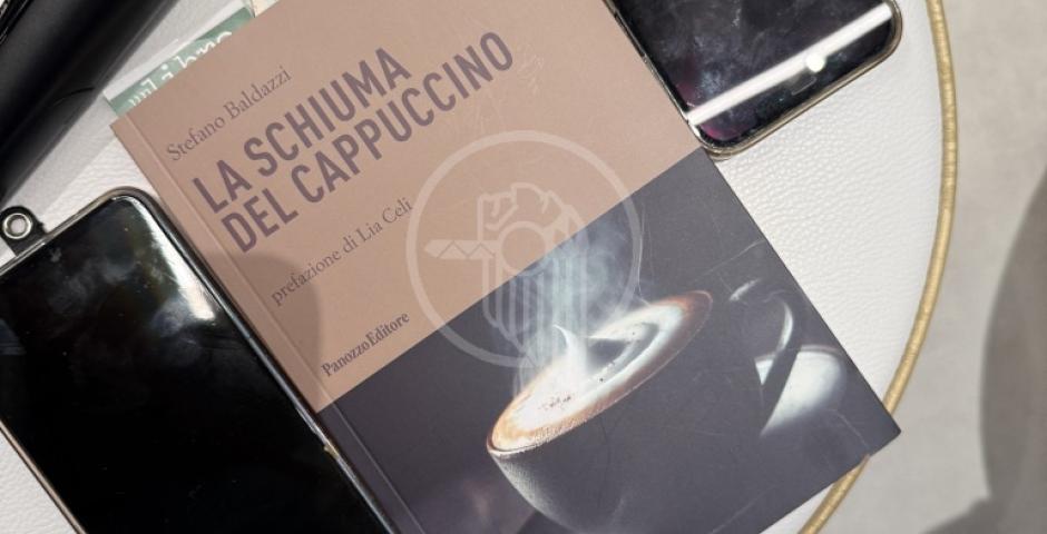 Presentato questo pomeriggio all'Hotel Promenade, il romanzo "La schiuma del Cappuccino", ultima storia dello scrittore e collega Stefano Baldazzi Presentato questo pomeriggio all'Hotel Promenade, il romanzo "La schiuma del Cappuccino", ultima storia dello scrittore e collega Stefano Baldazzi