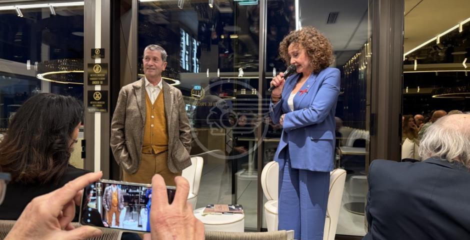 Presentato questo pomeriggio all'Hotel Promenade, il romanzo "La schiuma del Cappuccino", ultima storia dello scrittore e collega Stefano Baldazzi Presentato questo pomeriggio all'Hotel Promenade, il romanzo "La schiuma del Cappuccino", ultima storia dello scrittore e collega Stefano Baldazzi