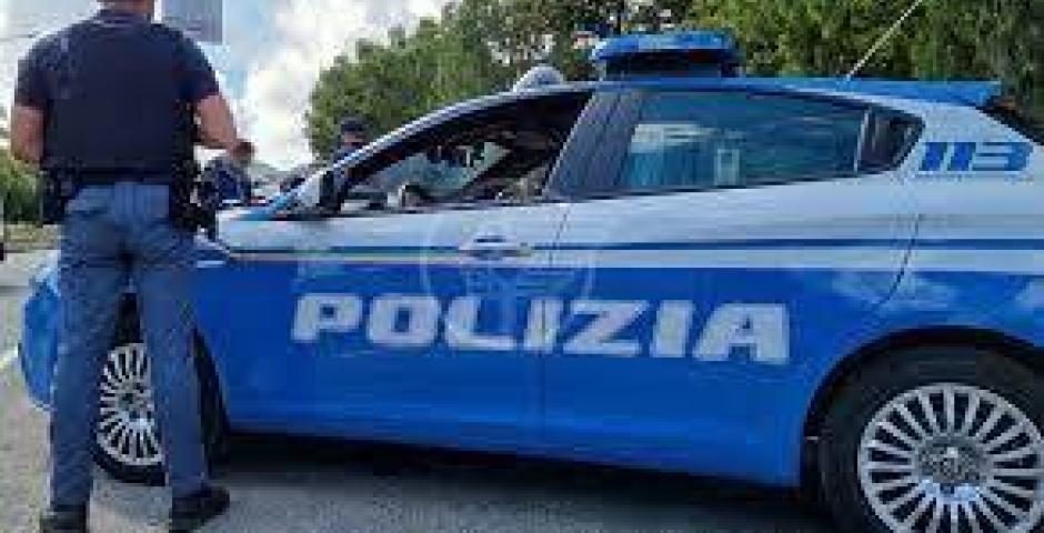 Albanese riceve gli ordini su Whatsapp e fa le consegne alla Colonnella. La Polizia di Stato lo arresta al "lavoro" Albanese riceve gli ordini su Whatsapp e fa le consegne alla Colonnella. La Polizia di Stato lo arresta al "lavoro"