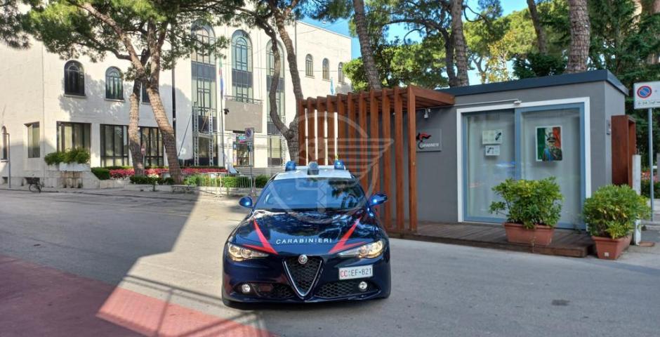 Bloccato nella Perla Verde dai Carabinieri. In casa gli trovano 78 dosi di cocaina pronte da vendere e mille euro in contanti. Arrestato Bloccato nella Perla Verde dai Carabinieri. In casa gli trovano 78 dosi di cocaina pronte da vendere e mille euro in contanti. Arrestato