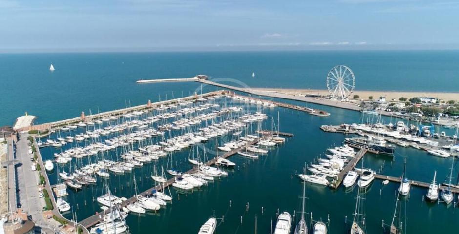 Ci si prepara all'arrivo della Pasqua. Il Paganello dei record in spiaggia, il cibo di strada al parco, la ruota panoramica e i parchi di divertimento  Ci si prepara all'arrivo della Pasqua. Il Paganello dei record in spiaggia, il cibo di strada al parco, la ruota panoramica e i parchi di divertimento