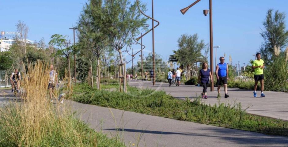 Ci si prepara all'arrivo della Pasqua. Il Paganello dei record in spiaggia, il cibo di strada al parco, la ruota panoramica e i parchi di divertimento  Ci si prepara all'arrivo della Pasqua. Il Paganello dei record in spiaggia, il cibo di strada al parco, la ruota panoramica e i parchi di divertimento