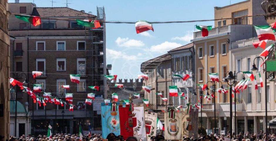 Il 25 aprile raccontato dagli studenti attraverso le lettere dei partigiani uccisi. Il corteo e il discorso del Sindaco Il 25 aprile raccontato dagli studenti attraverso le lettere dei partigiani uccisi. Il corteo e il discorso del Sindaco