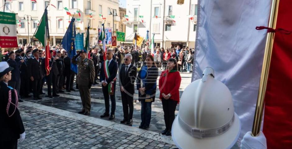 Il 25 aprile raccontato dagli studenti attraverso le lettere dei partigiani uccisi. Il corteo e il discorso del Sindaco Il 25 aprile raccontato dagli studenti attraverso le lettere dei partigiani uccisi. Il corteo e il discorso del Sindaco