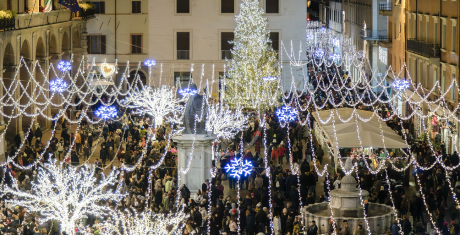Il 22 novembre si accende la magia delle festività con "Il sogno del Natale", l'illuminazione coordinata lunga 100 chilometri Il 22 novembre si accende la magia delle festività con "Il sogno del Natale", l'illuminazione coordinata lunga 100 chilometri