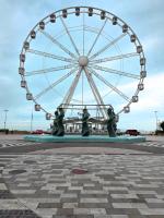 La ruota panoramica sul mare è pronta per illuminare la città dall’alto La ruota panoramica sul mare è pronta per illuminare la città dall’alto