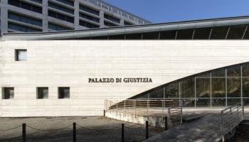 Quindici euro rapinati a tre turisti con un coltello in mano, minacce alla Polizia di Stato che lo arresta. Ora il ladro rischia 10 anni di carcere Quindici euro rapinati a tre turisti con un coltello in mano, minacce alla Polizia di Stato che lo arresta. Ora il ladro rischia 10 anni di carcere