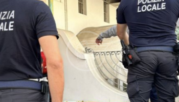 La Polizia Locale sequestra 64 borse contraffatte dei più prestigiosi marchi ad un uomo in una camera d'hotel di Marina Centro La Polizia Locale sequestra 64 borse contraffatte dei più prestigiosi marchi ad un uomo in una camera d'hotel di Marina Centro