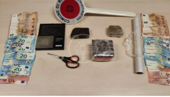 Spacciatore minorenne beccato nel parco dalla Polizia Locale che nè blocca l'attività Spacciatore minorenne beccato nel parco dalla Polizia Locale che nè blocca l'attività