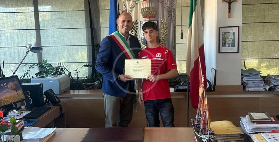 Il campioncino di minicross Francesco Cenci premiato dal Sindaco Il campioncino di minicross Francesco Cenci premiato dal Sindaco