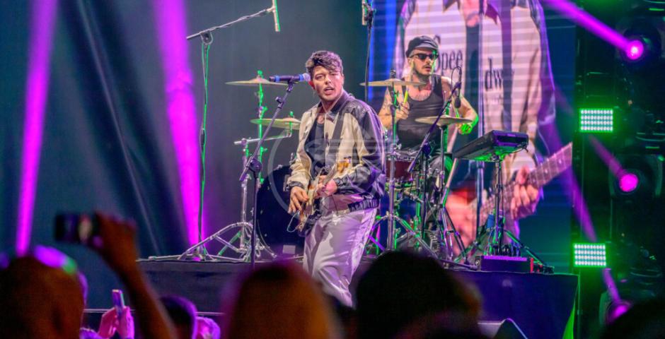 Viva Riccione. Il tuo Natale al mare. Pista di pattinaggio, ruota panoramica, mercatini, il grande albero e gli spettacoli di Servillo, Cevoli e The Kolors Viva Riccione. Il tuo Natale al mare. Pista di pattinaggio, ruota panoramica, mercatini, il grande albero e gli spettacoli di Servillo, Cevoli e The Kolors