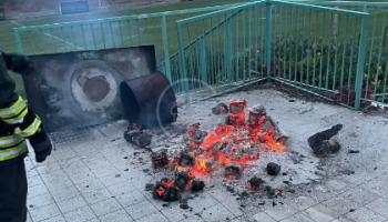 Incendio doloso sul tetto terrazzato della piscina comunale. Videocamere al vaglio Incendio doloso sul tetto terrazzato della piscina comunale. Videocamere al vaglio