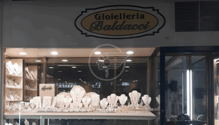 Colpo notturno alla gioielleria Baldacci. Salvata la cassaforte, razziati soli i gioielli contenuti nelle vetrinette Colpo notturno alla gioielleria Baldacci. Salvata la cassaforte, razziati soli i gioielli contenuti nelle vetrinette