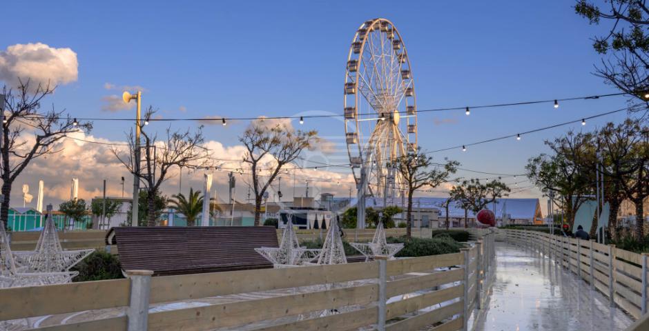 Riccione, la ruota panoramica sul mare illuminerà mesi invernali e festività fino al 2027: assegnata la concessione per due anni Riccione, la ruota panoramica sul mare illuminerà mesi invernali e festività fino al 2027: assegnata la concessione per due anni