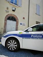 Ubriaco, molestatore e violento dentro al bar. Senegalese prende a botte pure gli agenti dalla Polizia Locale intervenuti che alla fine lo arrestano Ubriaco, molestatore e violento dentro al bar. Senegalese prende a botte pure gli agenti dalla Polizia Locale intervenuti che alla fine lo arrestano