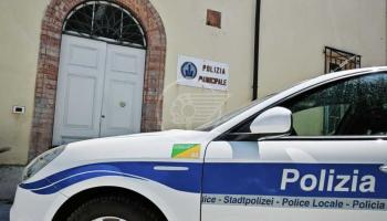 Ubriaco, molestatore e violento dentro al bar. Senegalese prende a botte pure gli agenti dalla Polizia Locale intervenuti che alla fine lo arrestano Ubriaco, molestatore e violento dentro al bar. Senegalese prende a botte pure gli agenti dalla Polizia Locale intervenuti che alla fine lo arrestano
