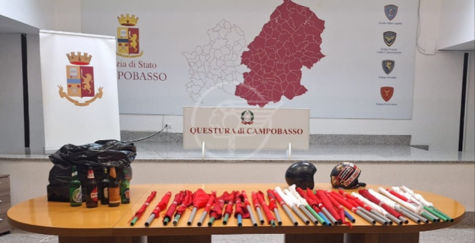Calcio-In trasferta a Campobasso ultras con mazze, bastoni e caschi scoperti dalla Polizia di Stato Calcio-In trasferta a Campobasso ultras con mazze, bastoni e caschi scoperti dalla Polizia di Stato