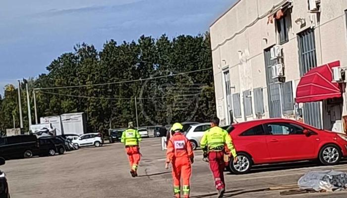 Muore al lavoro, cadendo dal tetto di un capannone per un cedimento un uomo di 64 anni Muore al lavoro, cadendo dal tetto di un capannone per un cedimento un uomo di 64 anni