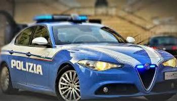 Arriva la Polizia di stato. Lo spacciatore nasconde sul tetto il calzino con la cocaina, ma viene arrestato Arriva la Polizia di stato. Lo spacciatore nasconde sul tetto il calzino con la cocaina, ma viene arrestato