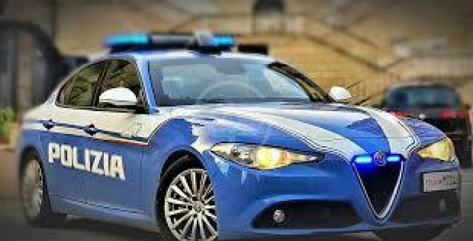 Arriva la Polizia di stato. Lo spacciatore nasconde sul tetto il calzino con la cocaina, ma viene arrestato Arriva la Polizia di stato. Lo spacciatore nasconde sul tetto il calzino con la cocaina, ma viene arrestato
