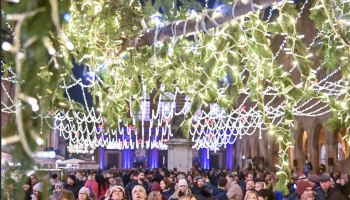 Il 22 novembre si accende la magia delle festività con "Il sogno del Natale", l'illuminazione coordinata lunga 100 chilometri Il 22 novembre si accende la magia delle festività con "Il sogno del Natale", l'illuminazione coordinata lunga 100 chilometri