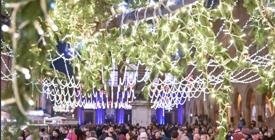 Il 22 novembre si accende la magia delle festività con "Il sogno del Natale", l'illuminazione coordinata lunga 100 chilometri Il 22 novembre si accende la magia delle festività con "Il sogno del Natale", l'illuminazione coordinata lunga 100 chilometri