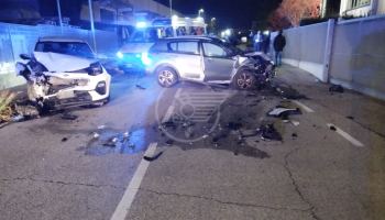 Incidente tra due auto con feriti a via Dell'Orzo. Uno dei conducenti si trovava alla guida ubriaco, con un tasso alcolemico del 2,35 Incidente tra due auto con feriti a via Dell'Orzo. Uno dei conducenti si trovava alla guida ubriaco, con un tasso alcolemico del 2,35