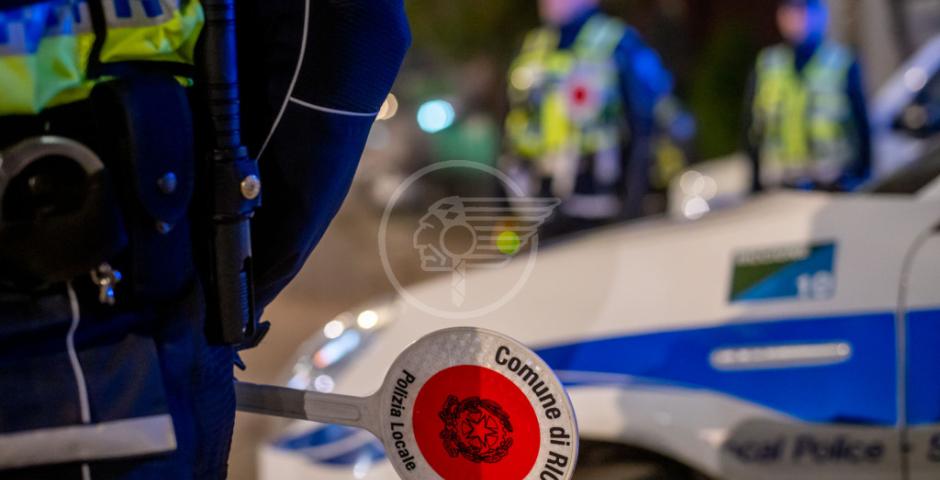 Rissa di Hallowen tra ragazzini in centro: ferito a coltellate alla testa un 14enne: la Polizia Locale blocca l'aggressore, ritrovato il coltello usato per compiere il fatto Rissa di Hallowen tra ragazzini in centro: ferito a coltellate alla testa un 14enne: la Polizia Locale blocca l'aggressore, ritrovato il coltello usato per compiere il fatto