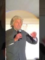 Carlo Frisi conquista il pubblico di Rivabella con... Beppe Grillo Carlo Frisi conquista il pubblico di Rivabella con... Beppe Grillo