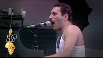 Compie 50 anni Bohemian Rhapsody. Lo riproponiamo in una versione dal Live Aid del 1985 Compie 50 anni Bohemian Rhapsody. Lo riproponiamo in una versione dal Live Aid del 1985